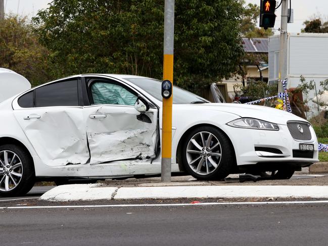 SYDNEY, AUSTRALIA - NewsWire Photos AUGUST 25, 2024: A car at the crime scene on the Princes Highway in Engadine where there was a car crash and stabbing incident.Picture: NewsWire / Damian Shaw