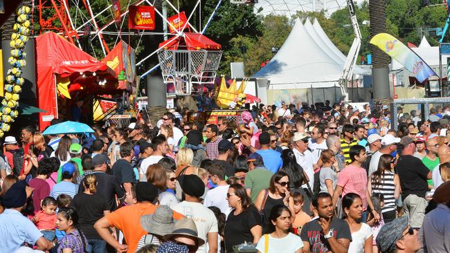 Melbournes Moomba Festival Thousands To Watch Bright Floats In Annual Parade Au 3085