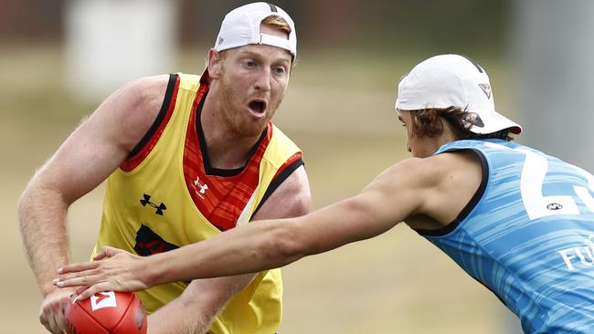 MELBOURNE, AUSTRALIA - NCA NewsWire Photos December 18, 2020:   Aaron Francis of the Bombers handpasses the ball during an Essendon Bombers training session at The Hangar in Melbourne, Victoria. Picture: NCA NewsWire / Daniel Pockett