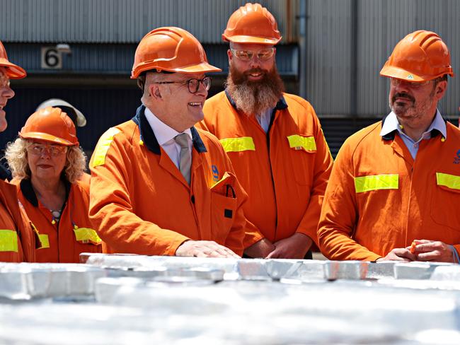 TOMAGO, AUSTRALIA, NewsWire Photos. JANUARY 20, 2024. Prime Minister Anthony Albanese speaking to workers at Tomago Aluminium. Picture: NewsWire/ Adam Yip