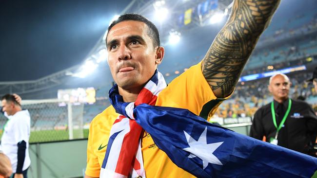 Tim Cahill thanks the crowd.