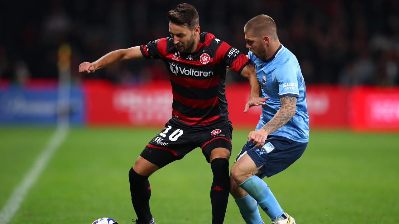 Milos Ninkovic of the Wanderers and Luke Brattan of Sydney FC (Photo by Jason McCawley/Getty Images)