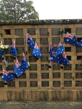 Veterans will place hundreds of flags at Castlebrook Memorial Park and ...