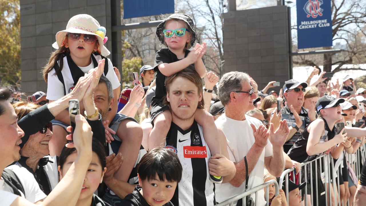 Collingwood fans brave the heat to cheer on their heroes. Picture: NCA NewsWire / David Crosling