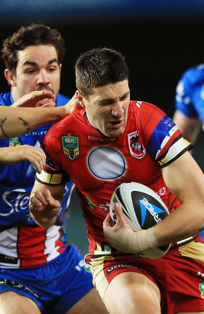 Gareth Widdop is tackled by Mitchell Pearce.