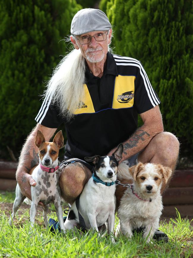 Andy Snook and his dogs Casey, Rascal and Peaches. (AAP IMAGE / Robert Pozo)