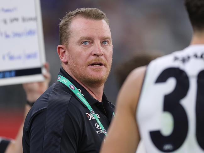 PERTH, AUSTRALIA - APRIL 23: Michael Voss, Senior Coach of the Blues coach addresses the team at the quarter time break during the 2022 AFL Round 06 match between the Fremantle Dockers and the Carlton Blues at Optus Stadium on April 23, 2022 in Perth, Australia. (Photo by Will Russell/AFL Photos via Getty Images)