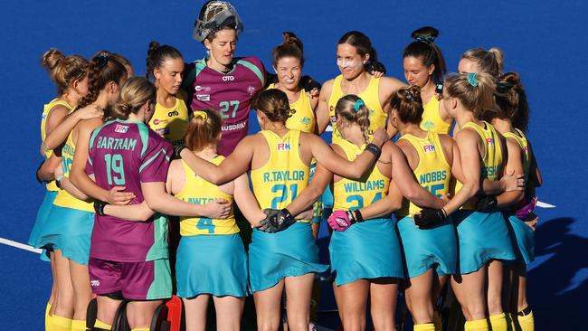 PERTH, AUSTRALIA - JUNE 26: The Hockeyroos huddle during the FIH Pro League match between the Australian Hockeyroos and the New Zealand Black Sticks at Perth Hockey Stadium on June 26, 2021 in Perth, Australia. (Photo by Paul Kane/Getty Images)