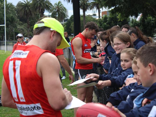 Sydney Swans players visit with NSW primary schools Australian football squads.