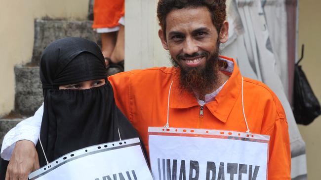 Patek and his wife Ruqayyah during a police reconstruction at the crime scene in Jakarta in 2011 shortly after his extradition from Pakistan.