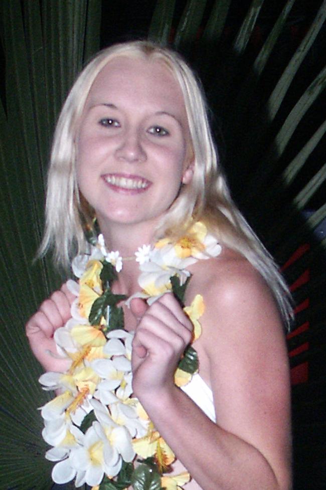 Kim Carter. NQ Socials -/Doors /Nightclub /Beach /Party in /Mackay. PicDaryl/Wright 10 Oct 2004 hula skirt
