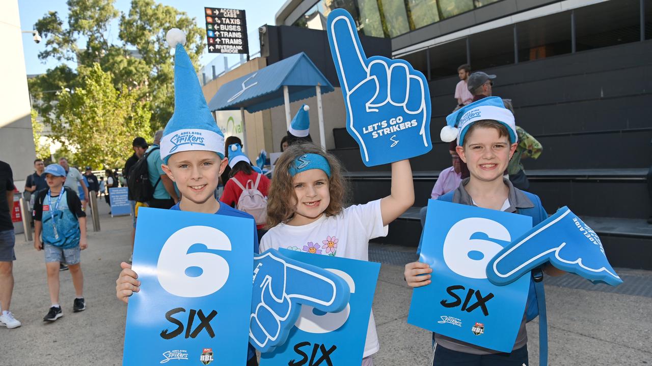 20/12/24. Gallery Big Bash - Adelaide Strikers v Melbourne Stars at Adelaide Oval. Picture: Keryn Stevens