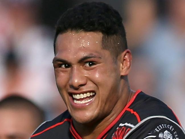 GOSFORD, NEW SOUTH WALES - APRIL 03: Roger Tuivasa Sheck of the Warriors about to score a try during golden point extra time during the round five NRL match between the Sydney Roosters and the New Zealand Warriors at Central Coast Stadium on April 3, 2016 in Gosford, Australia. (Photo by Tony Feder/Getty Images)