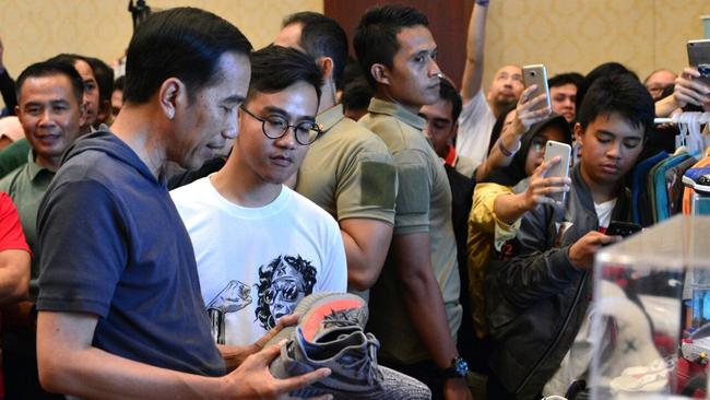 Jokowi visits a sneakers exhibition in Jakarta with eldest son Gibran Rakabuming Raka.