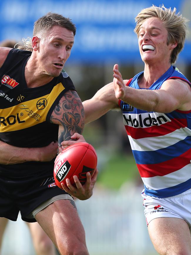 Central young gun Jackson Hately tries to strip Glenelg and former Sydney and Collingwood big man Jesse White. Picture: TAIT SCHMAAL.