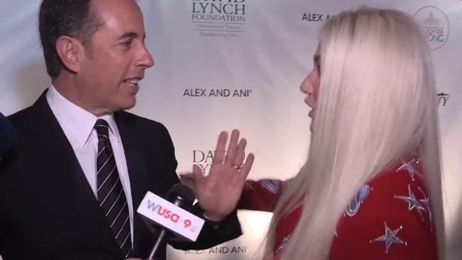Jerry Seinfeld brutally rejects Kesha on the red carpet.