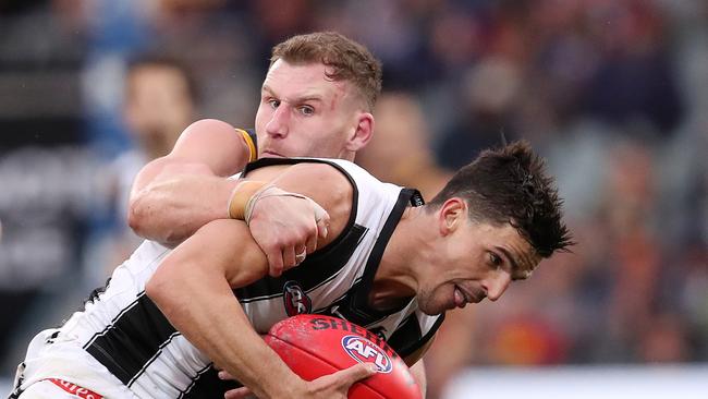 Rory Laird lays one of his 20 tackles on Scott Pendlebury.