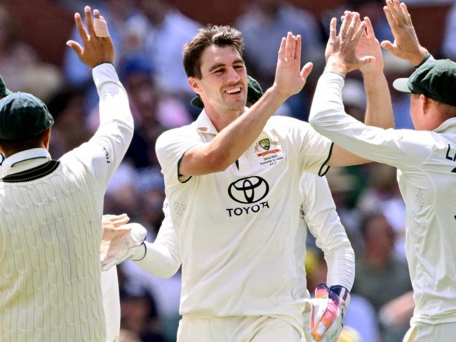 Michael Vaughan urges Pat Cummins and the Aussie bowlers to maintain its bouncer blitz. Picture: William WEST / AFP