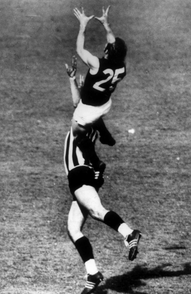 Alex Jesaulenko takes a famous mark over Graham Jenkins in the 1970 Grand Final.