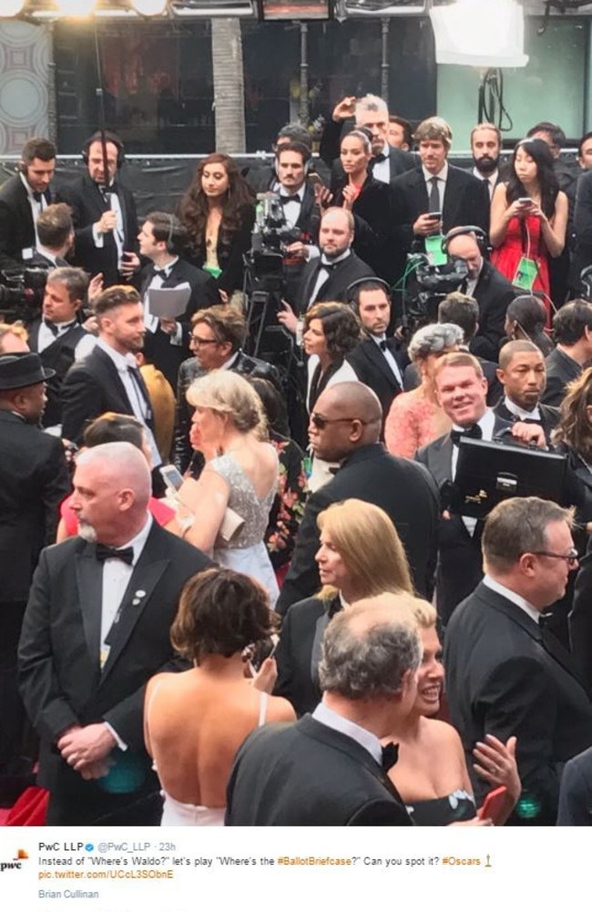 Oscars 2017 ... Brian Cullinan mixing with the crowd and his secret briefcase. Picture: Twitter