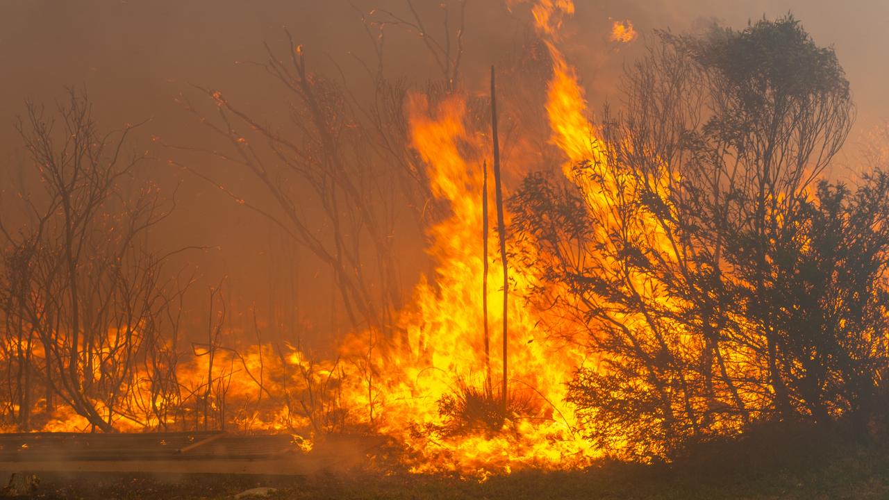 The Port Lincoln fire comes close to properties . Picture: Sharpshooting Photography