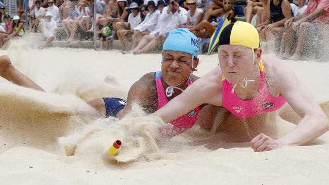 L to R: Ruby Gray from NSW edges out Megan McCaffrey from WA in the final of the Youth Women's Beach Flags. Pic: John Appleyard