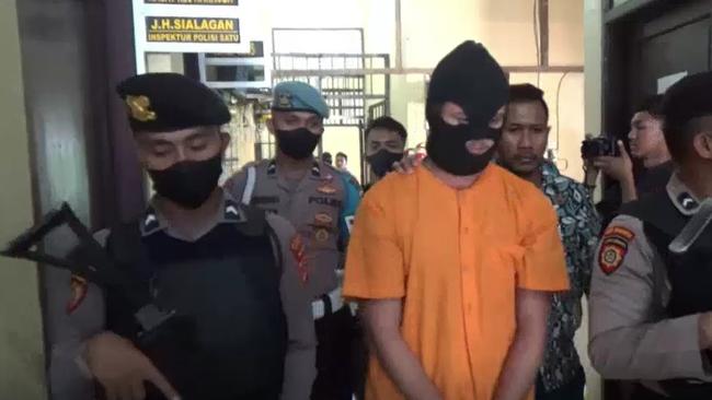 Indonesian authorities parade Noosa man Bodhi Mani Risby-Jones in front of media. Source: ABC News