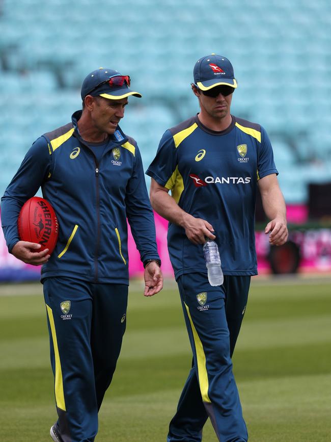 Travis Head with then coach Justin Langer after being left out of the XI for the 5th Test of the 2019 Ashes. (Photo by Adrian DENNIS / AFP)