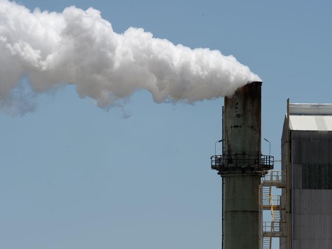 Generic photograph of smoke stack at the Port of Brisbane Industrial area, Tuesday, Nov. 3, 2009. (AAP Image/Dave Hunt) NO ARCHIVING