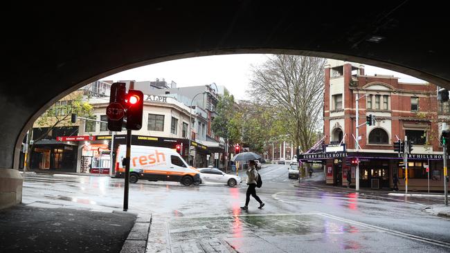 Daily telegraph July 14/22. Light rain continues to fall in Sydney cbd as showers clip the coast. Picture John Grainger