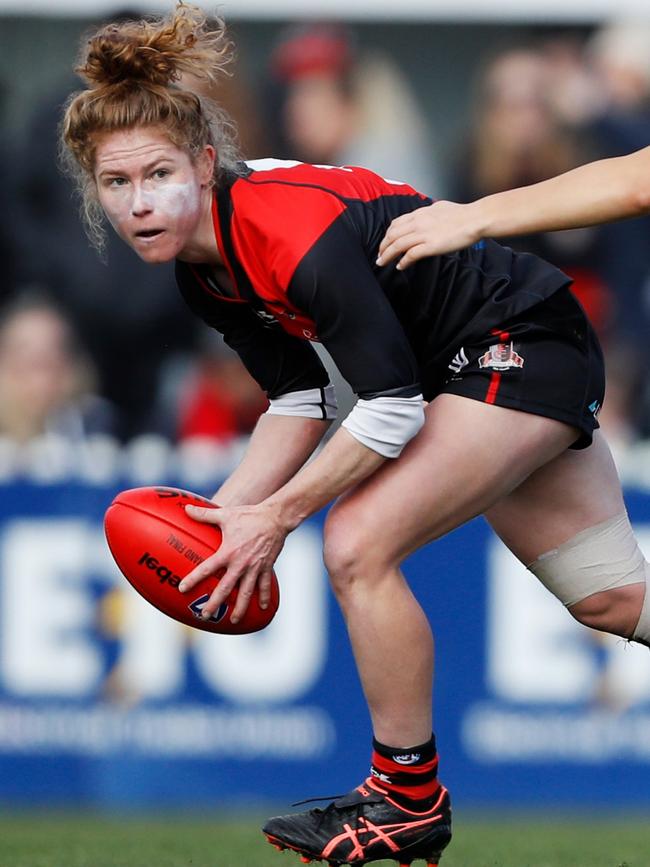 Georgia Nanscawen in action for Essendon.