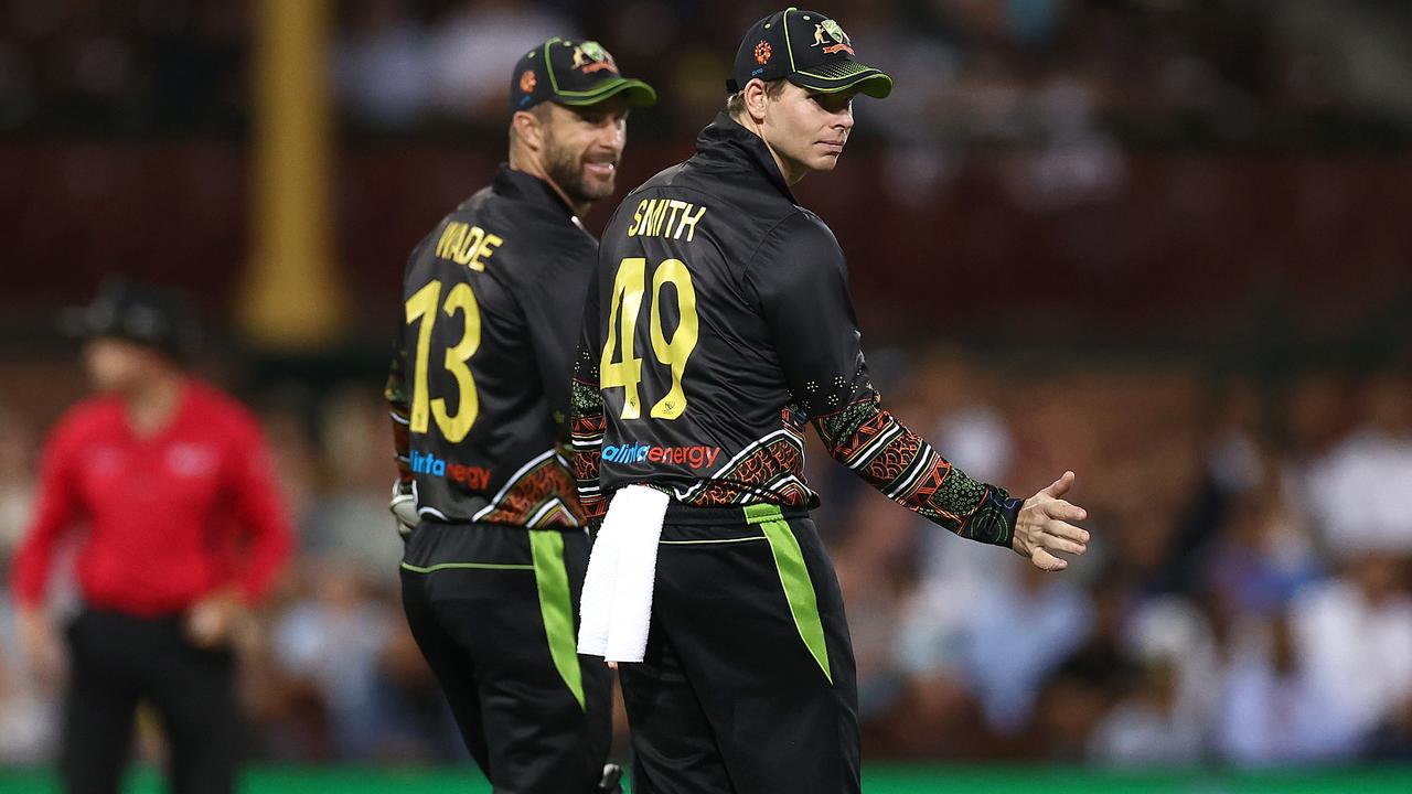 SYDNEY, AUSTRALIA - DECEMBER 06: Matthew Wade of Australia speaks to Steve Smith of Australia during game two of the Twenty20 International series between Australia and India at Sydney Cricket Ground on December 06, 2020 in Sydney, Australia. (Photo by Ryan Pierse/Getty Images)