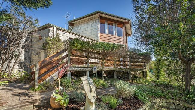 The 1980s design of this Mornington Peninsula home had been inspired by pioneering tourism entrepreneur George Coppin’s original Sorrento back beach rotunda.