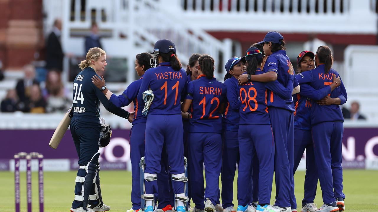 Dean shook hands with the Indian players. Photo by Ryan Pierse/Getty Images