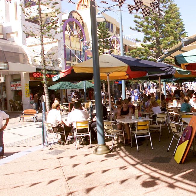 2002 Crowd in Cavill Ave