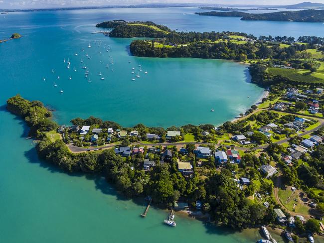 ESCAPE Auckland islands, Susan Bredow, Sept 25 Sunday Escape - Aerial view of Putaki Bay in Waiheke Island, Auckland / New Zealand