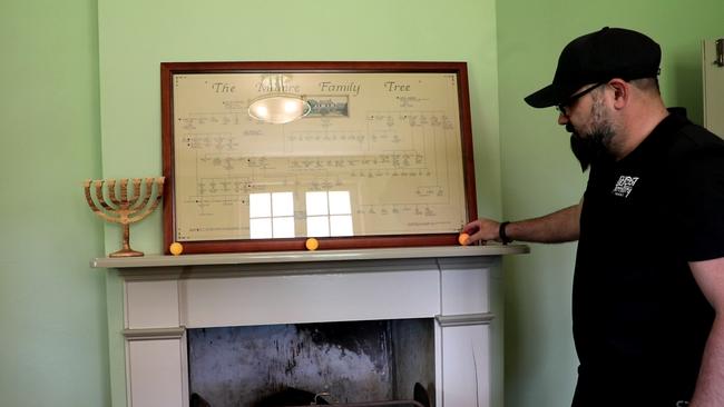 The mantle in Mamre Homestead.