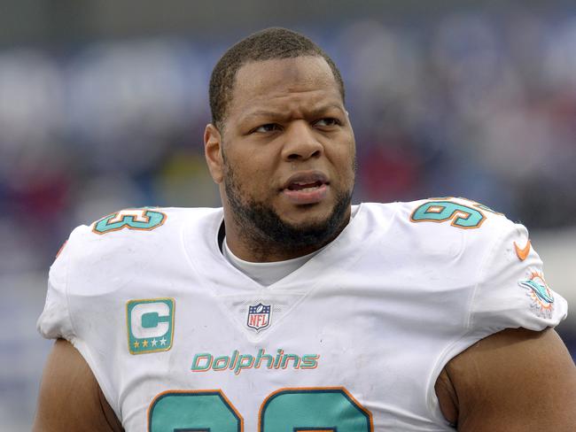 AP source: Ndamukong Suh joining Eagles on one-year deal