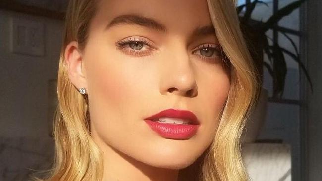 Margot Robbie ... "This is how we #goldenglobes" Picture: @patidubroff/Instagram