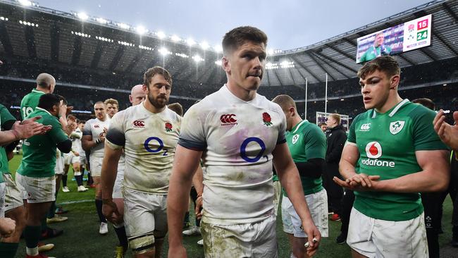 LONDON, ENGLAND — MARCH 17: Chris Robshaw and Owen Farrell of England are applauded by the Ireland team as they leave the pitch following the NatWest Six Nations match between England and Ireland at Twickenham Stadium on March 17, 2018 in London, England. (Photo by Dan Mullan/Getty Images)