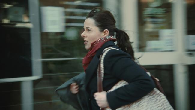 Julie (Laure Calamy) lives in the outer suburbs of Paris because only there can she afford accommodation. The daily commuting grind puts everything at stake in Full Time