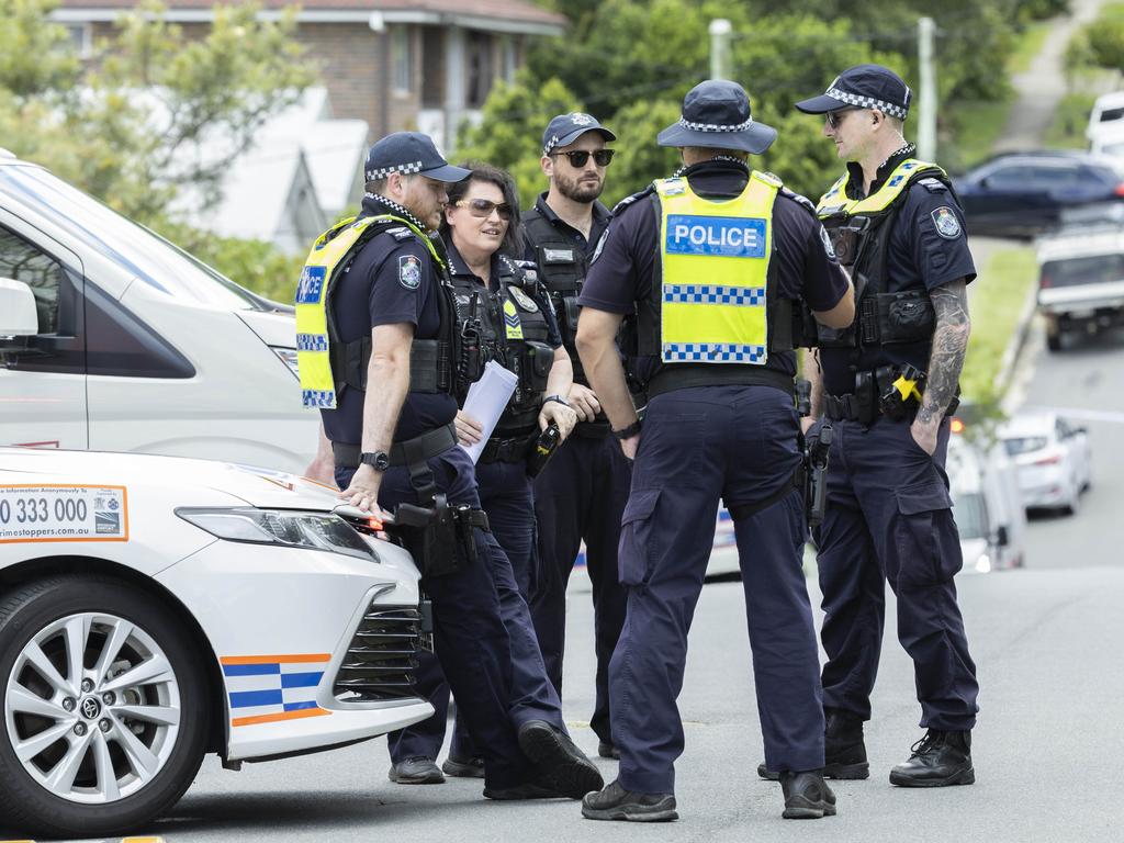 Queensland Police officers at Tamar Street, Annerley. Picture:NewsWire/ Richard Walker