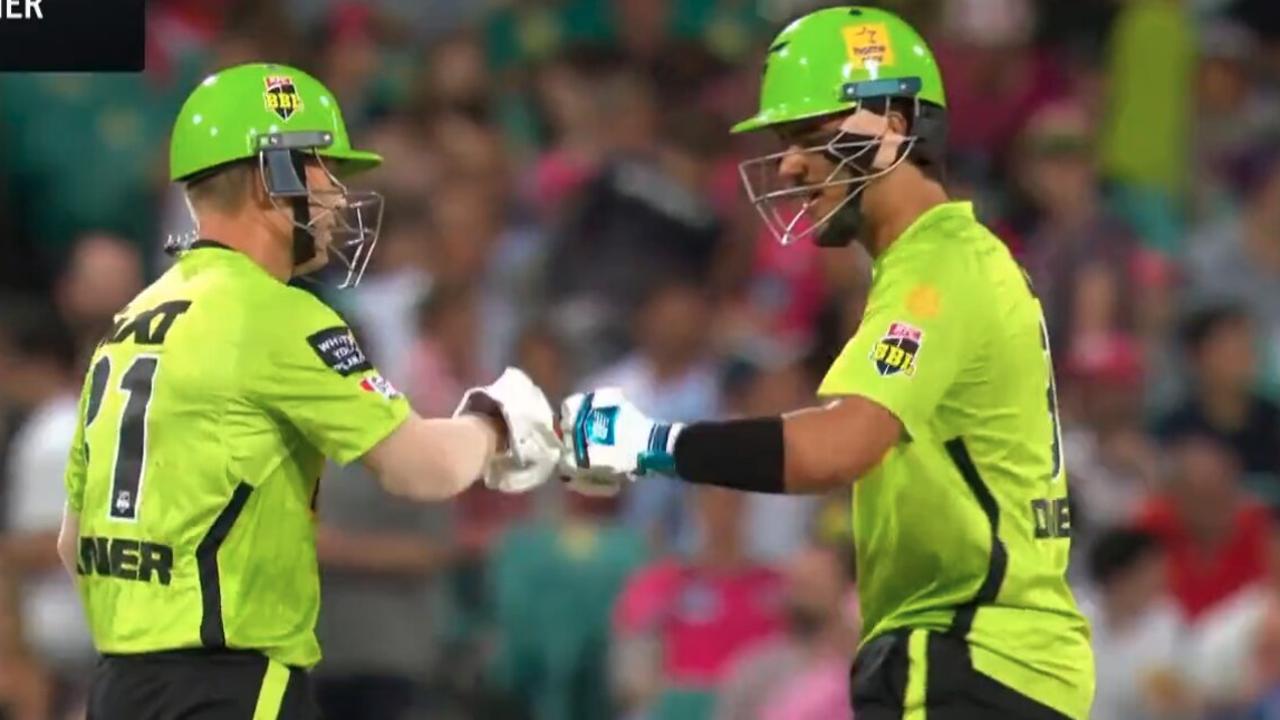 David Warner remis à sa place par Ollie Davies, le qualifie de champion, Sydney Sixers vs Thunder BBL derby, vidéo