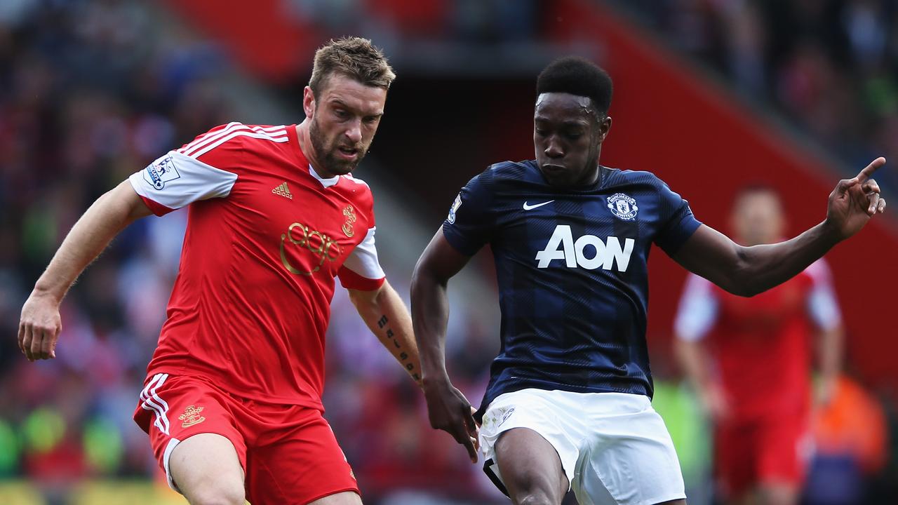 SOUTHAMPTON, ENGLAND - MAY 11: (L-R) Rickie Lambert of Southampton holds off Danny Welbeck of Manchester United during the Barclays Premier League match between Southampton and Manchester United at St Mary's Stadium on May 11, 2014 in Southampton, England. (Photo by Ian Walton/Getty Images)
