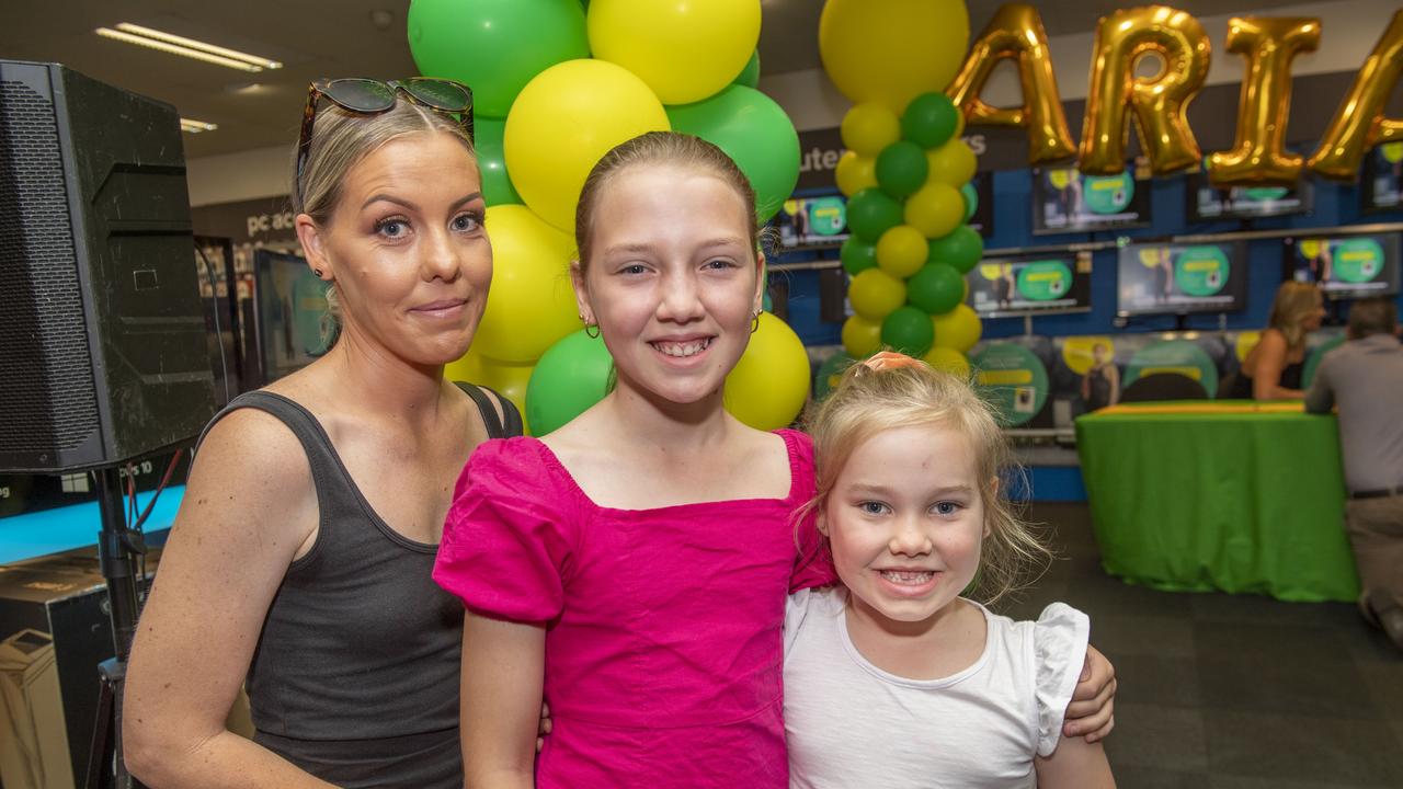 (from left) Jess, Marli and Milla Wilson. Fans meet Harvey Norman Brand Ambassador and Olympic Gold Medalist Ariarne Titmus. Saturday, November 20, 2021. Picture: Nev Madsen.