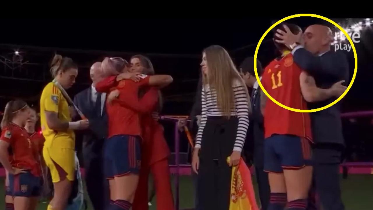 El presidente de España, Luis Rubiales, besa a Gini Hermoso en los labios, mientras reacciona a la entrega del trofeo.
