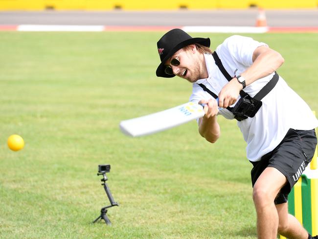 SUPERCARS DRIVERS PLAY CRICKET AT REID PARK