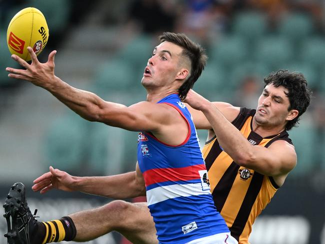 LAUNCESTON, AUSTRALIA - FEBRUARY 27: Sam Darcy of the Bulldog juggles the ball during the 2025 AAMI AFL Community Series match between the Western Bulldogs and the Hawthorn Hawks at University of Tasmania Stadium on February 27, 2025 in Launceston, Australia.  (Photo by Steve Bell/Getty Images)