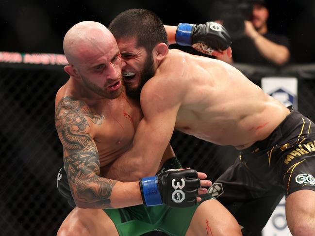 PERTH, AUSTRALIA - FEBRUARY 12: Alex Volkanovski of Australia battles Islam Makhachev of Russia in the UFC lightweight championship fight during UFC 284 at RAC Arena on February 12, 2023 in Perth, Australia. (Photo by Paul Kane/Getty Images)