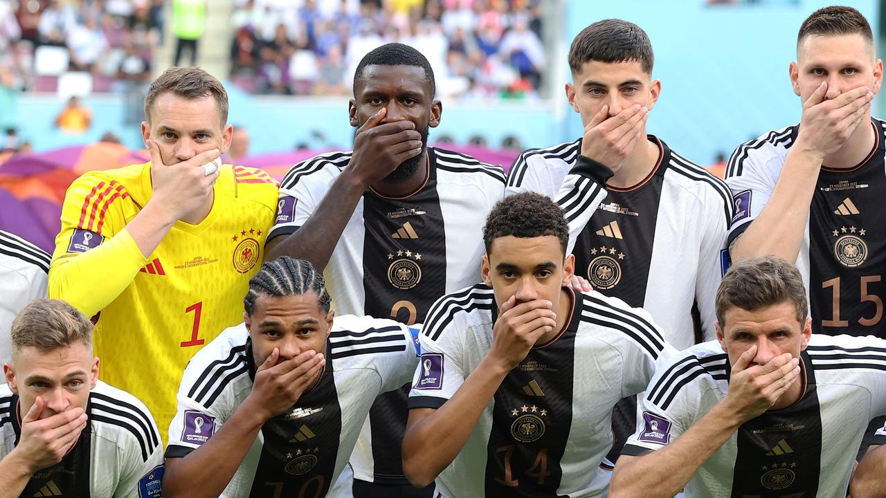 Players and coaches for the National League team pose for a team News  Photo - Getty Images